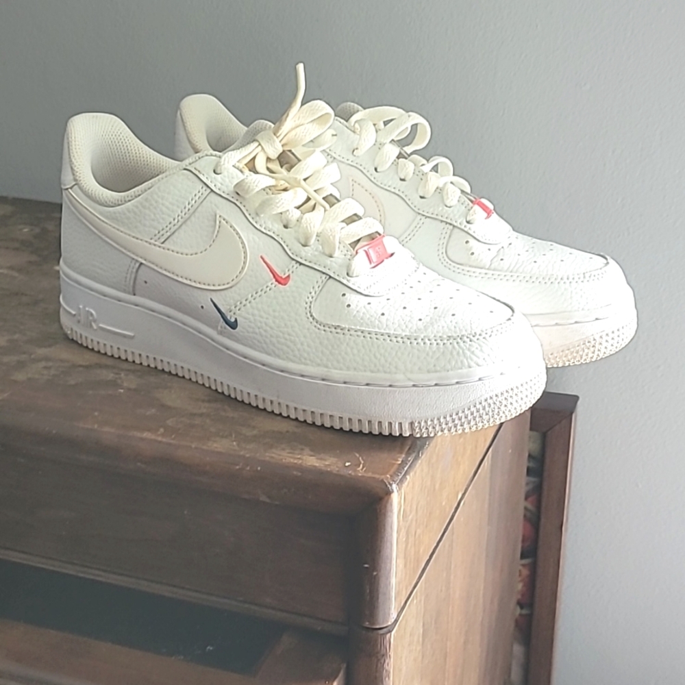 Woman's size 8 white nike sneakers